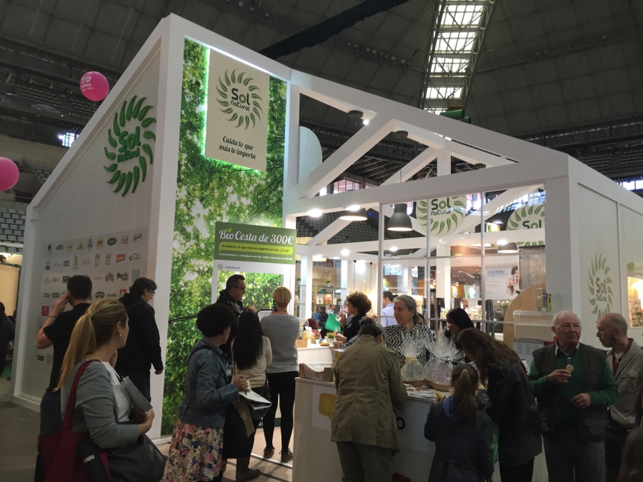 Feria con stand de productos