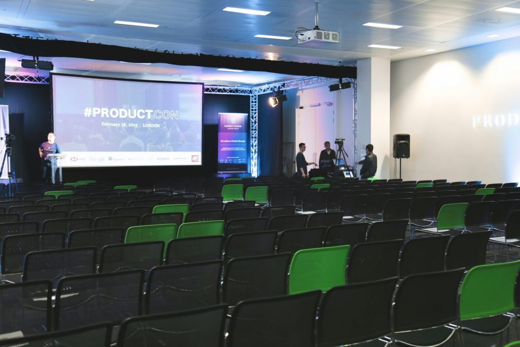 Auditorio vacío con escenario preparado